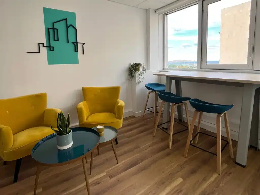 Coin détente et mange-debout en mobilier de seconde main face à la mer