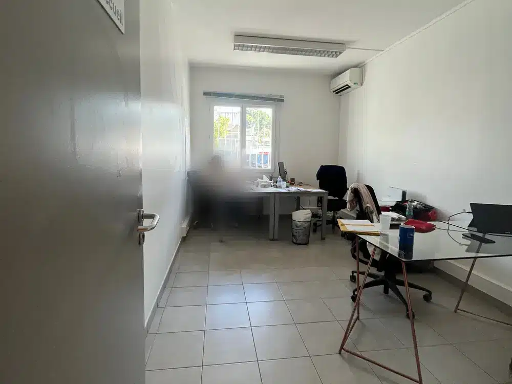 Bureau partagé avant aménagement, mobilier dépareillé et néons