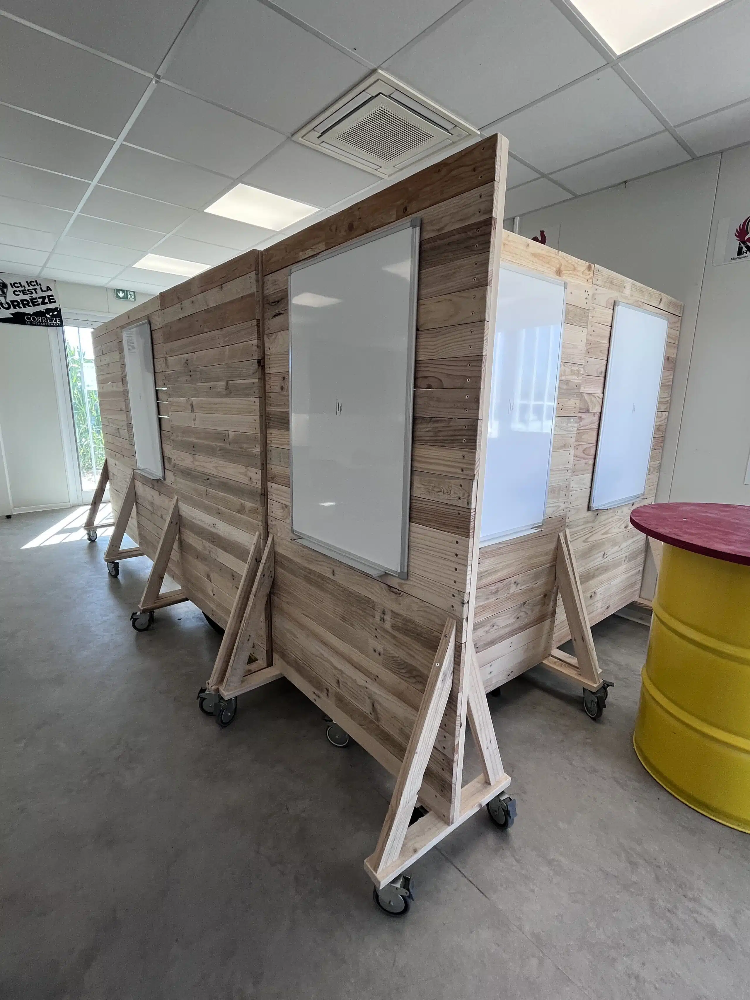 Paravents mobiles sur mesure en bois de palettes récupéré avec tableaux blancs, projet Martigues Rugby Club